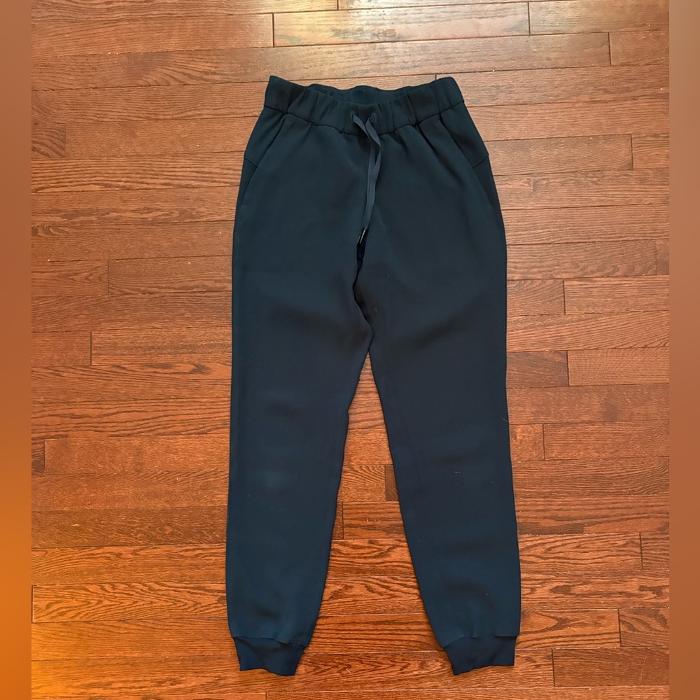 EUC lululemon On The Fly Jogger *woven
Size 2